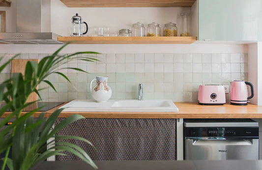 Les meubles hauts dans une cuisine : surcharge ou atout déco ?