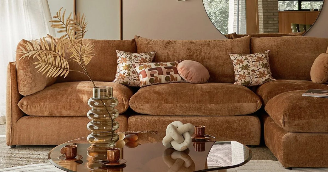 Faut-il assortir les coussins à son canapé ?